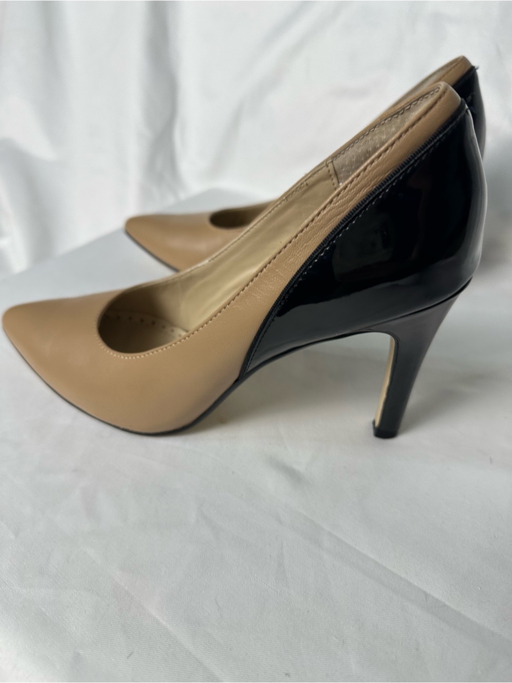 Adrienne Vittadini Nude Black Pointed Toe Pumps Size 6M 3.5” Heel